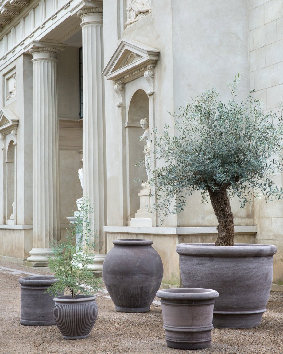 files/BERGS-POTTER_OUTDOOR_RAW_MIXED_CILINDRO_OLIVIA_LUCCA_PICCOLINA_CAMPANA_NOGR_8E0A7461_Kgs-have_TBH.jpg